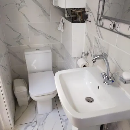 Homestay Female And Children Extra Large Double With Ensuite Bradford (West Yorkshire)