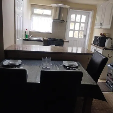 Female And Children Extra Large Double With Ensuite Bradford (West Yorkshire)