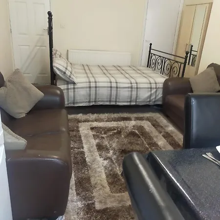 Female And Children Extra Large Double With Ensuite Homestay Bradford (West Yorkshire)