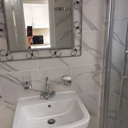 Homestay Female And Children Extra Large Double With Ensuite *