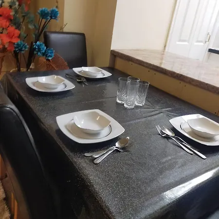 Female And Children Extra Large Double With Ensuite Homestay Bradford (West Yorkshire)